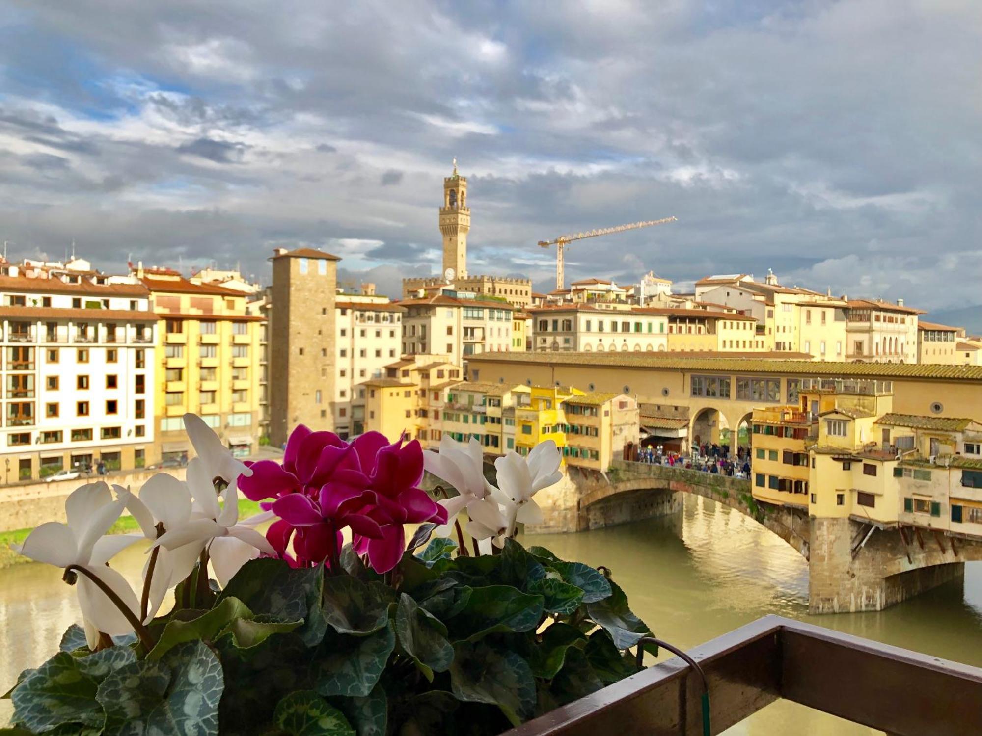 Ponte Vecchio View Luxury Apartment ฟลอเรนซ์ ภายนอก รูปภาพ